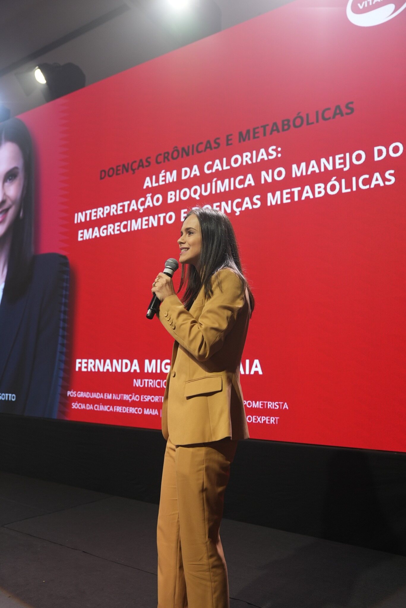 Fernanda Migotto Maia palestrando sobre doenças metabólicas